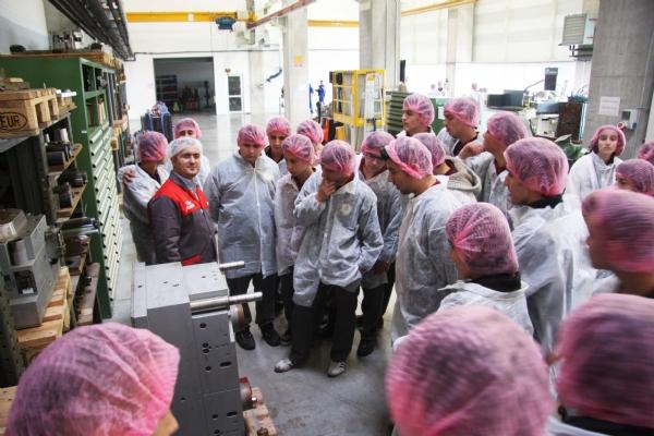 “Öğrenci-Sanayi Buluşması Etkinliği” kapsamında Gebze PAGEV Teknik ve Endüstri Meslek Lisesi öğrencileri, Jokey Plastik tesislerini ziyaret etti