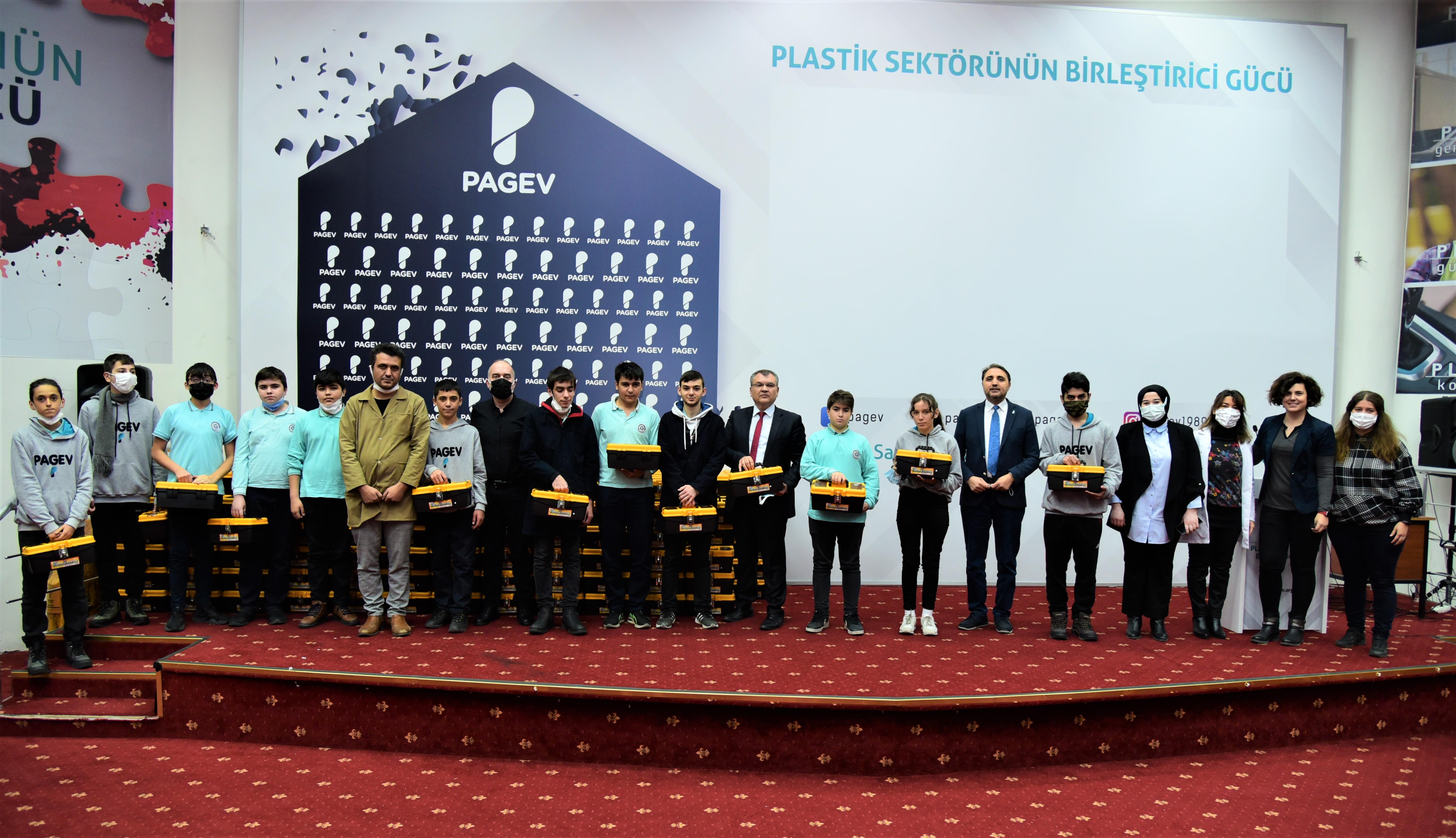 Çiftsan Plastik’ten PAGEV öğrencilerine takım çantası